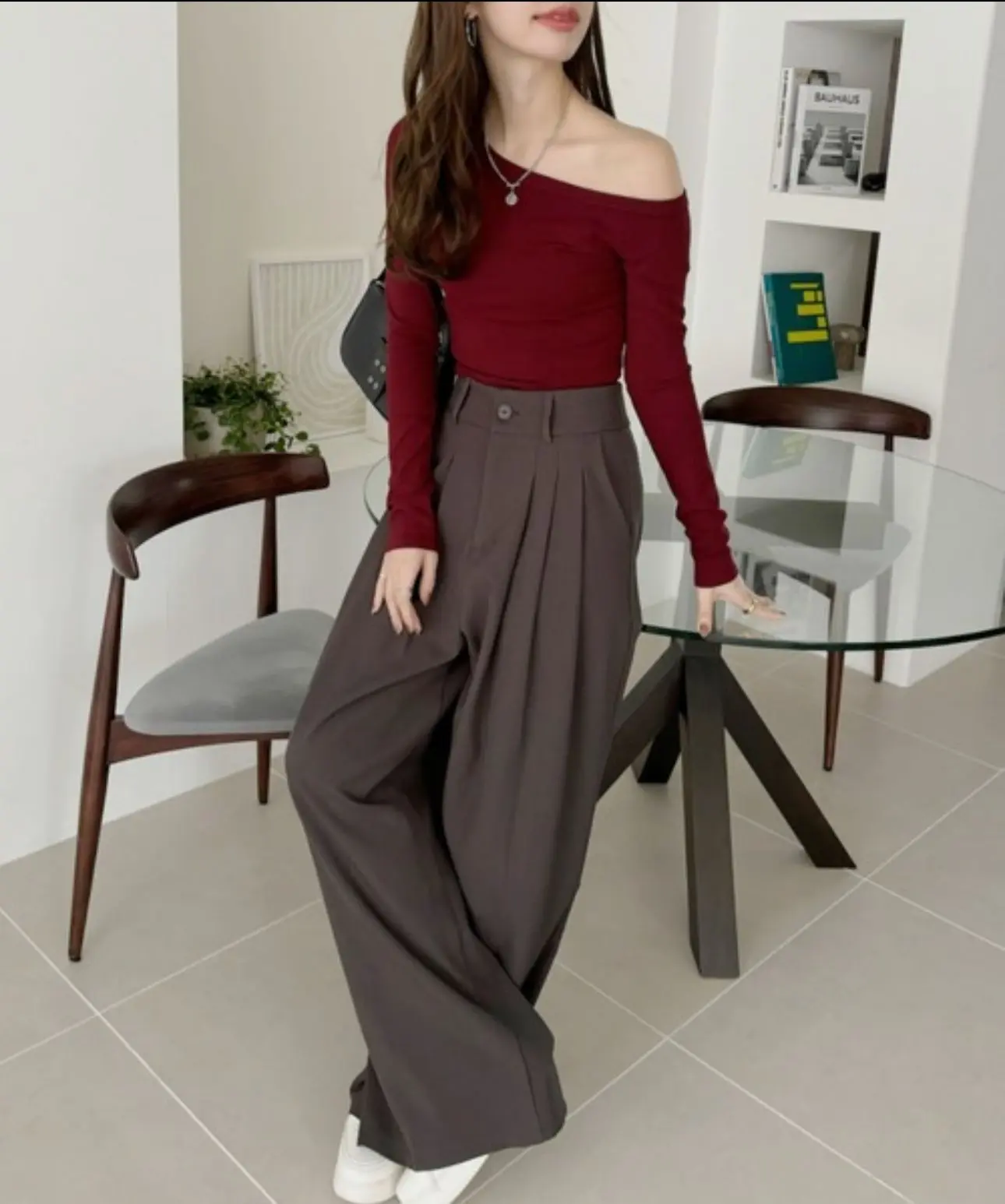 Crop Top One Shoulder Wanita: Gaya Santai yang Tak Pernah Usang